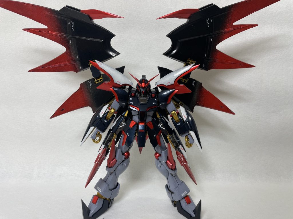 イエローカラーを消して赤と黒をベースにフレームを金に変更薄くパールも塗装した後に艶消しトップコートをしてます