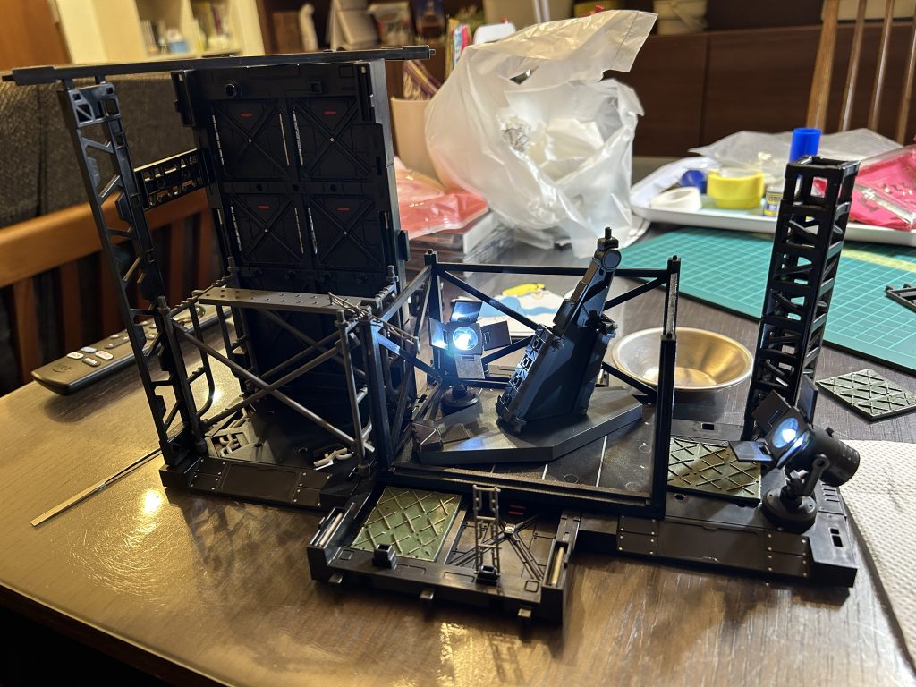 ジオラマもいろいろ組み合わせを試してみたけど、サイコ・ザクが乗るスペースが無くなって本末転倒、ボツ。。