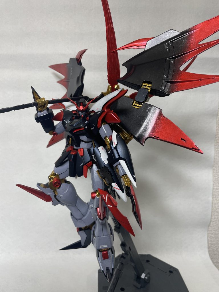 使用した塗料本体 プリズムブルーブラックの艶消し、ナスカのグレー(名前忘れましたw)→プレミアムパール→艶消し、クロームシルバー→プレミアムパーツレッドフレーム スターブライトゴールド+スターブライトシルバーの混ぜ物羽アルティメットブラック→プレミアムパール→クリアブラック水転写デカールを貼った後光沢クリア塗装、表面処理を磨きデカール面の処理後、全体を艶消しトップコートカメラアイも赤に変更