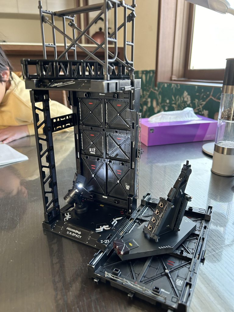 格納庫をジオラマ初めてにしてはなかなかうまく行った気はするけど、あまり完成写真には活きなかったなー