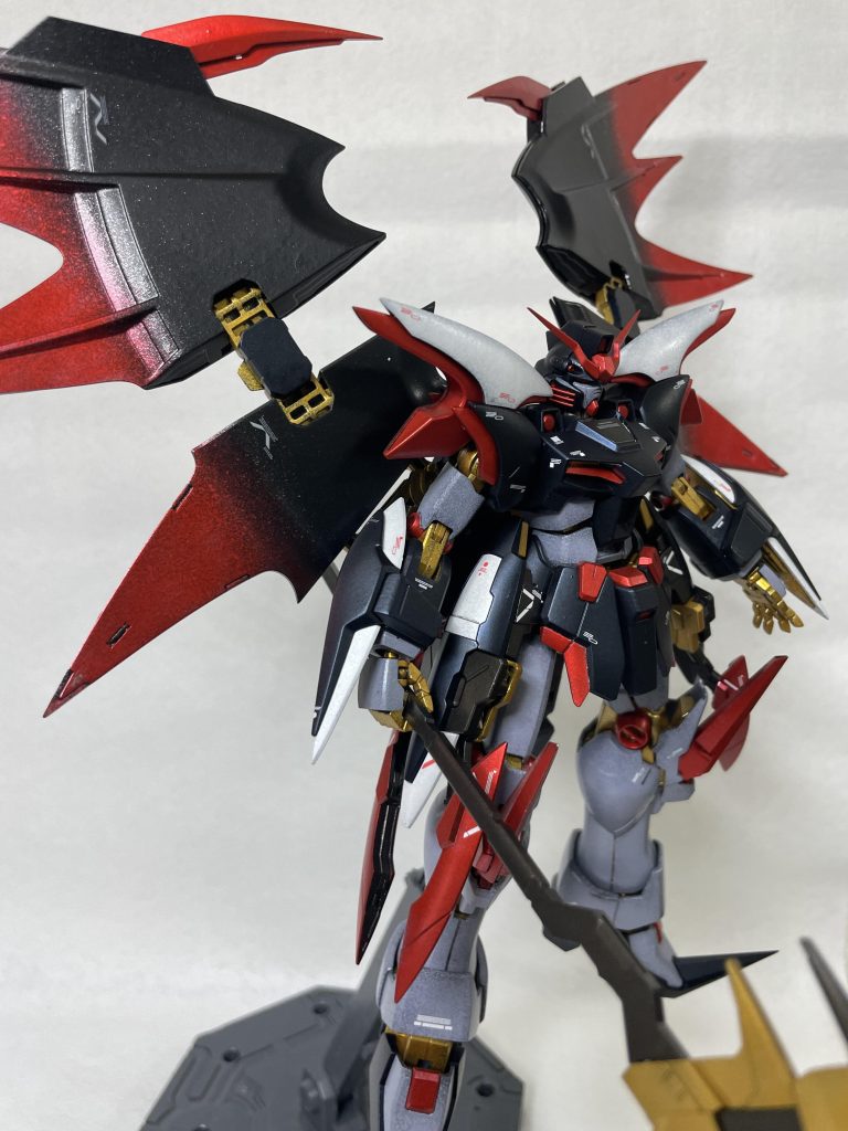 羽のベースを黒、下部をパールレッドでグラデーション塗装です。