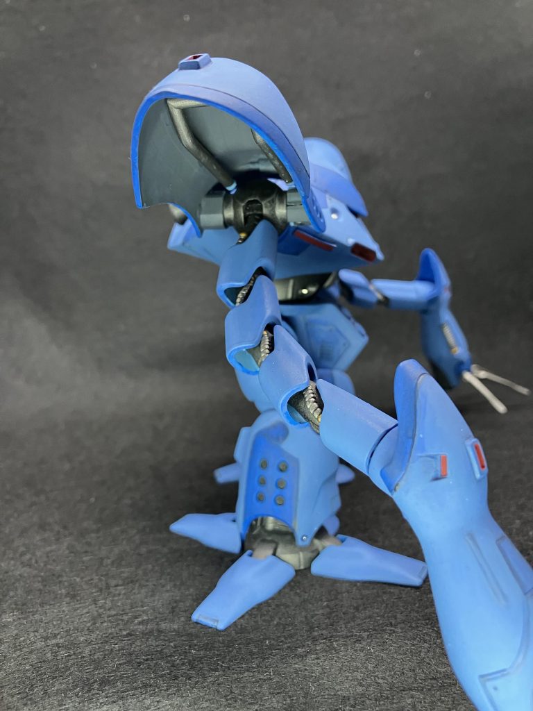 ショルダー内はバンパーぽいものだけ増設。手前のダボ、削り落として均してます。アニメ参考にしてます