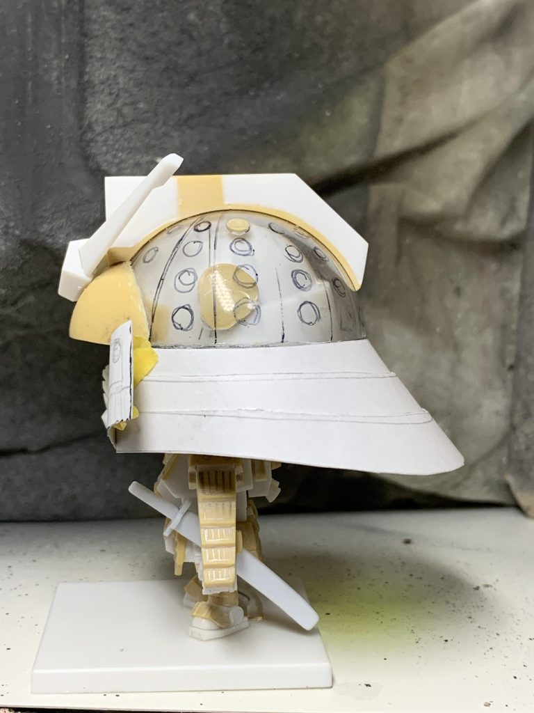 カブトの耳と後ろは厚紙がベースです。