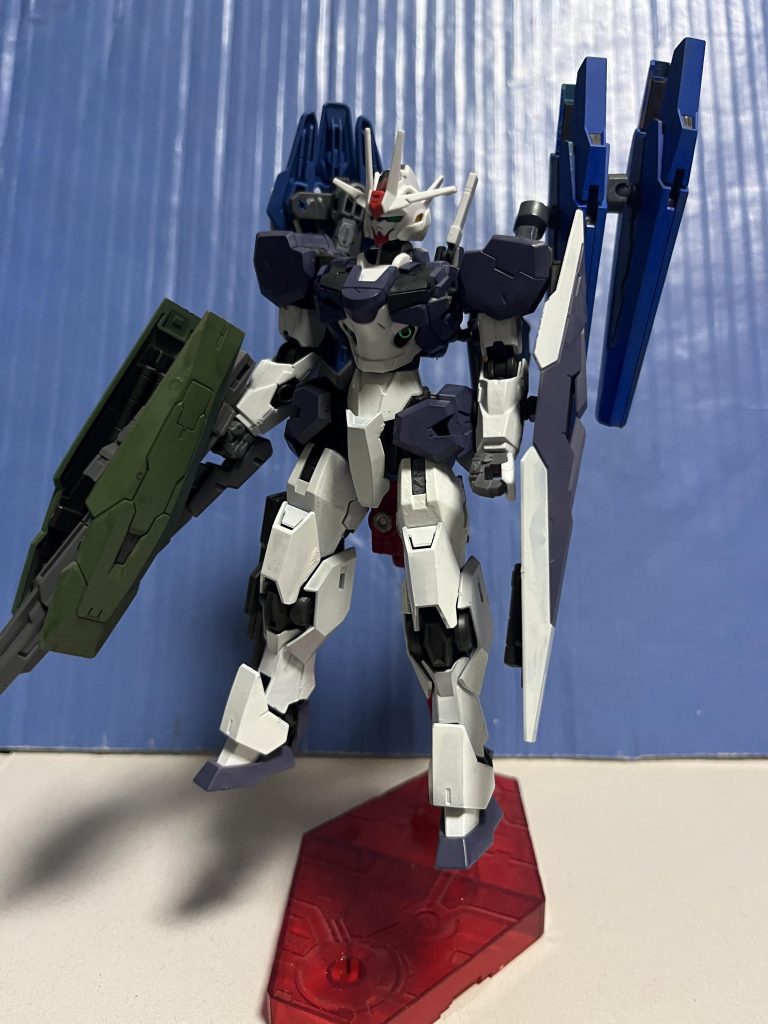 ・ガンダム・ルーグリーズとある初心者ビルダーが制作した「ガンヴォルヴァ」ｍｐガンダムエアリアル改修型」のミキシングガンプラ機体自体はシンプルにし、武装面やオプションで戦力を補強するというコンセプトで制作された余談だが、製作費が無かったのか上記の二体以外のパーツは家にあったジャンクパーツで制作されたらしい名前の「ルーグリーズ」はフランス語で「灰色の狼」の意味を持つ