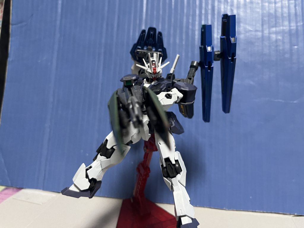 展開することによりバーストモードにモードチェンジが可能何故か裏側に予備のサーベルが収納されている