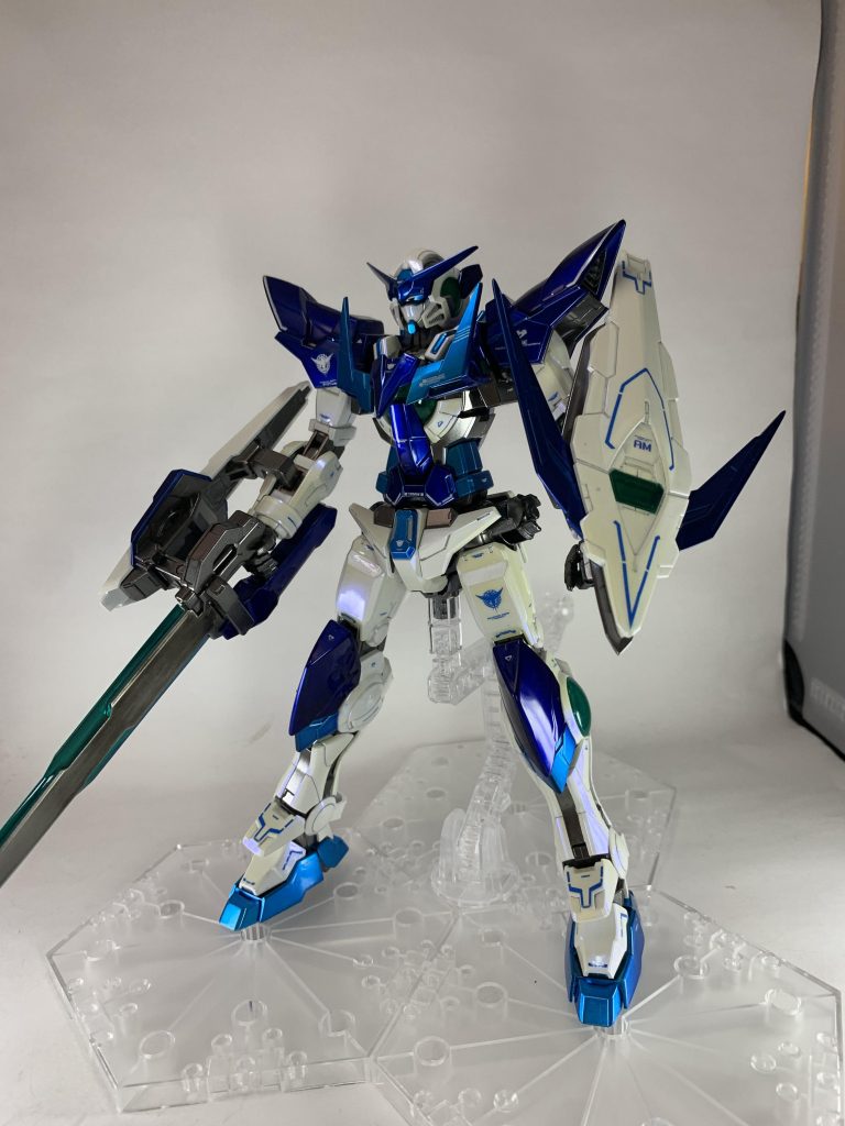 本体のみ白の装甲にはMr.クリスタルカラーのサファイアブルーを塗装し、角度によって青く見えるようになっています。