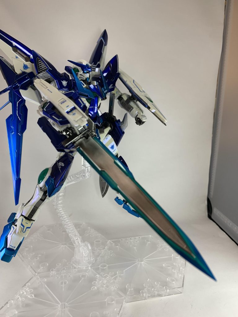 GNソードの刃はクリアブルーを拭いて、角度によって緑、青に偏光で見えるようになっています。