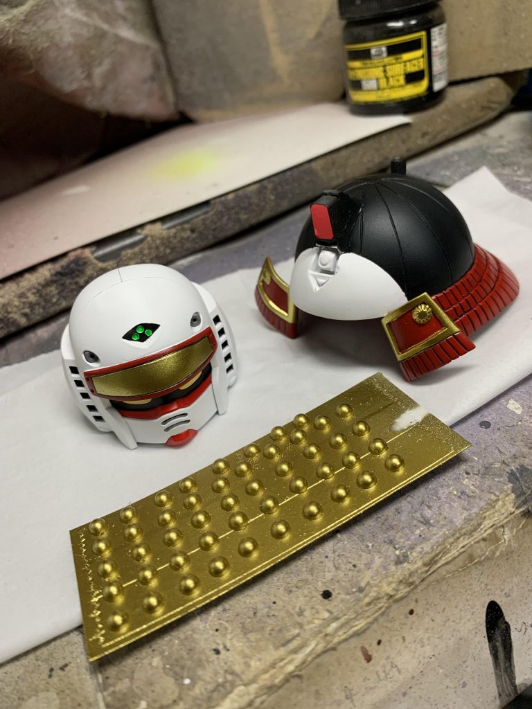 カブトの丸ポコパーツは4ミリの半球ビーズに塗装してから貼ってます。