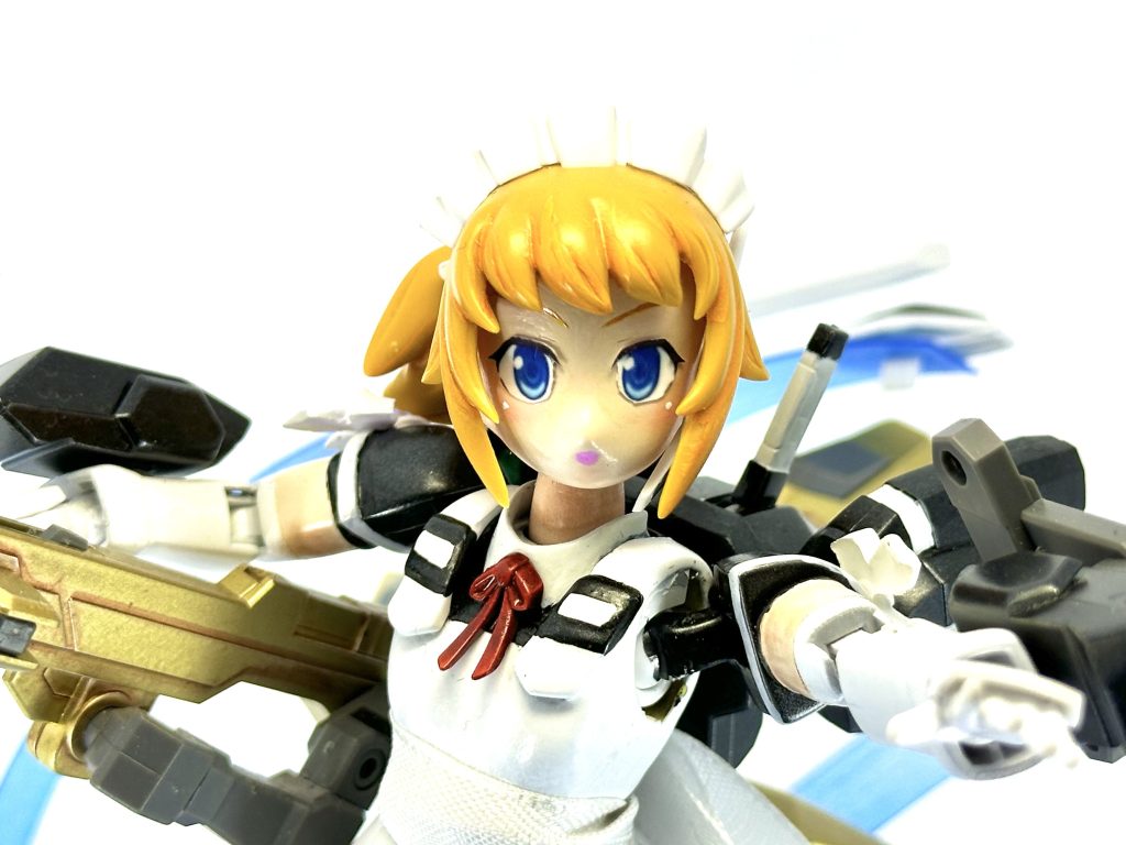 顔はパテで目の穴を埋めてヤスリで整えました。肝心の目はアイビスペイントで目の画像データ作ってコンビニのシールプリントで印刷。眉毛はガンダムマーカーの黄色に赤と青を少し混ぜて筆でがんばりました。(インクをパレットに出して)タミヤのウェザリングHでメイクしてほっぺに白塗料でハイライト。4回くらいやり直してようやく可愛くなったはず!