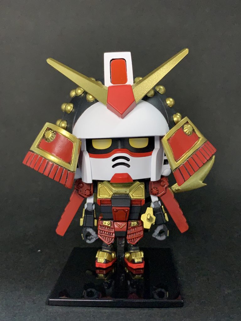 カブトはカプセルトイのカプセルを加工しています。