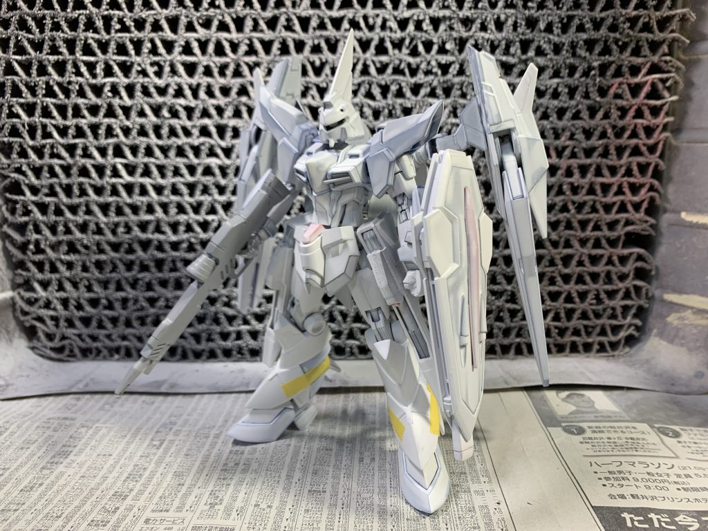 サフを吹いた状態。今回は明るい色に仕上げたかったので白サフをふきました。