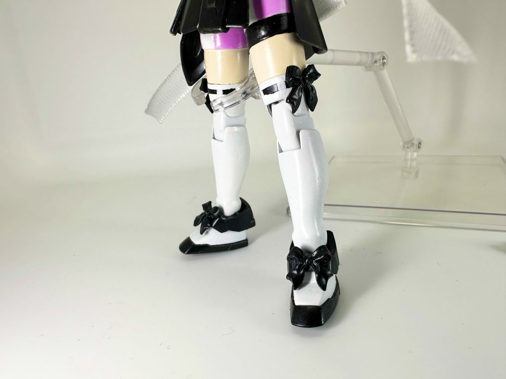 脚と肩にリボンパーツ付けて可愛さアップ。ダイソーのネイルパーツのリボンを使いました。