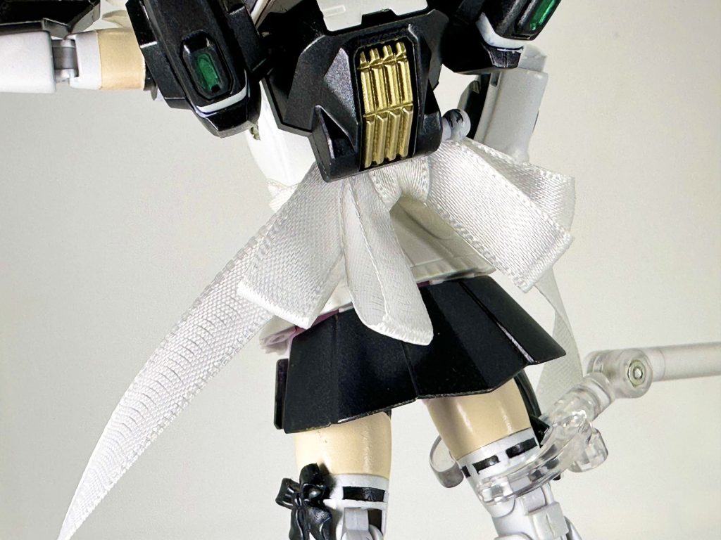 腰にリボンを巻いてメイド服のエプロンっぽさを。胴体の繋ぎ目の荒さを隠しただけ笑バックパックはキャリバーンのを使いました。