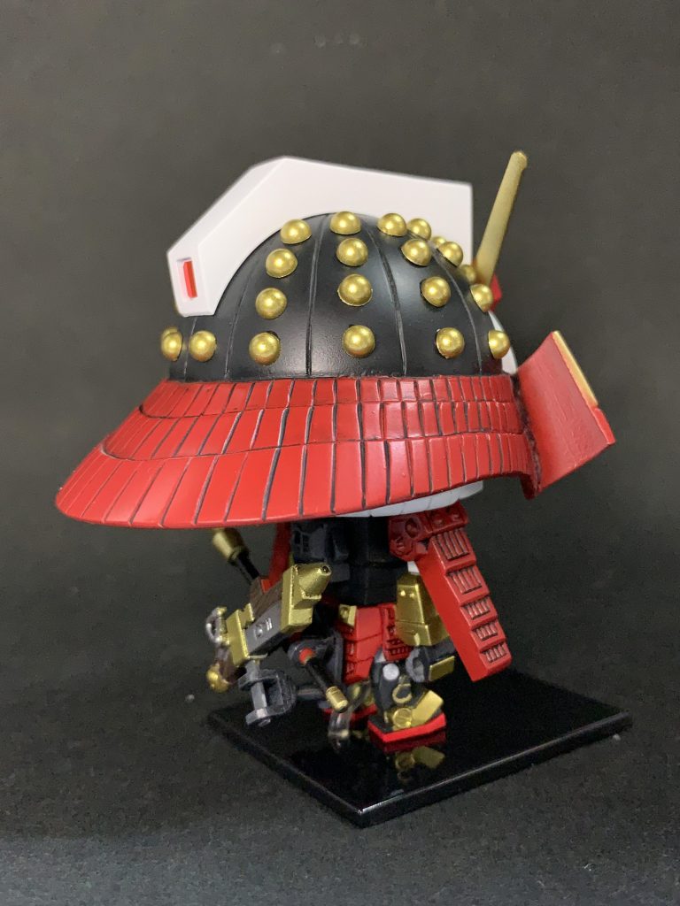 背中の武器はサブアームで固定