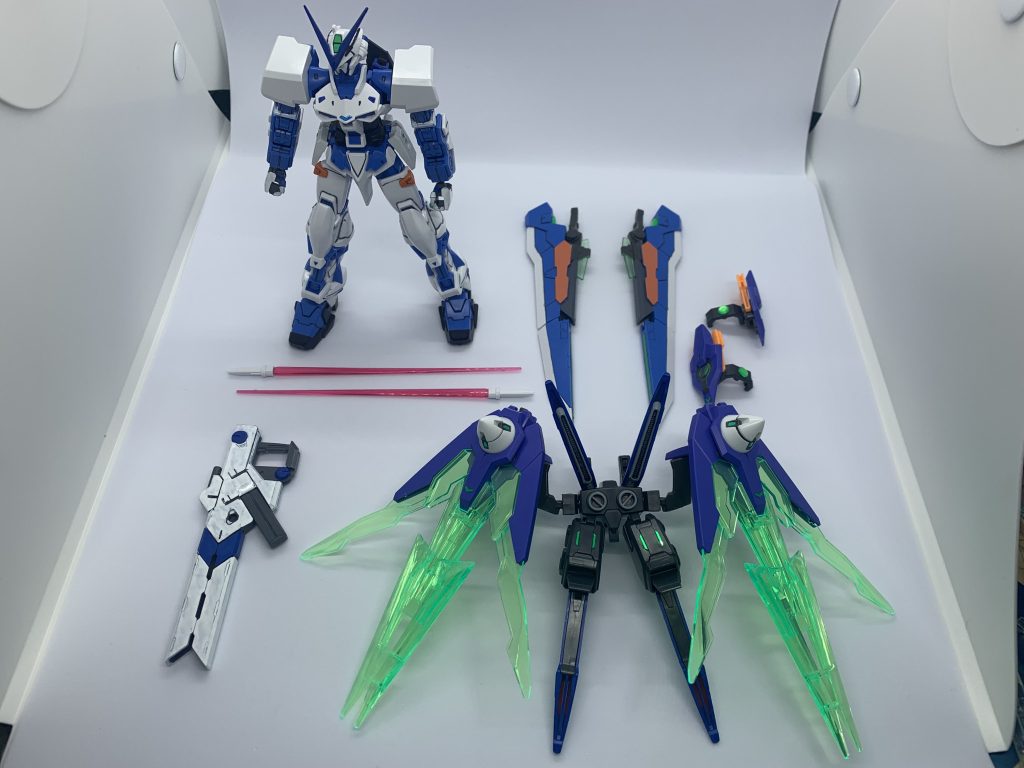 ということでお気に入り機体のミキシングカスタム「GNアストレイ ブルーダイブ」でした。ダイバーアーク要素が武器とサイドアーマーだけですが…最近のキットと古いキットで接続方式が違う点が多く、交換できそうなのが下半身しかありませんでした。とはいえ脚部はアストレイの特徴が色濃く出ている部分だから変えたくない…ということでサイドアーマーだけを交換。ついでにハードポイントも得られたのでよかったのかなと。