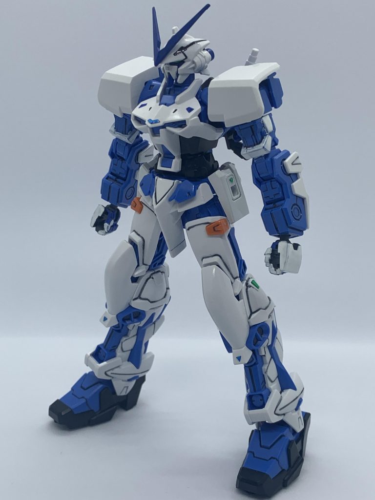 武装を取り外した素体。頭パーツはレッドフレームから持ってきて、赤い部分をガンダムマーカーのガンダムブルーでペン塗り。口元の赤は残そうかなと思いましたが、他に赤い部位がないので青くしています。背面バックパックとフライトユニットおよび接続ジョイントも赤いパーツですが、ガンダムブルーでペン塗りしました。ペンで慣れない部分に赤が残っていますが、見えない部分だったのでヨシ!としています。太もものアーマーシュナイダー用の接続軸は必要なくなったのでカットしました。胸部のど真ん中、サイドアーマー、脚部の膝から下には3Dメタリックシールを使用してディテールアップ。