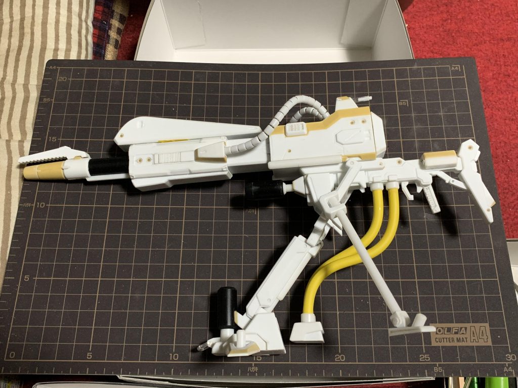 黄色いパーツはギターシールド素材です。芯に柔らかい配線があるので、それを抜いてアルミ針金に置き換えて形状を固定しています。ハードオフのジャンクパーツコーナーって意外とガンプラ素材にも使えますね〜。