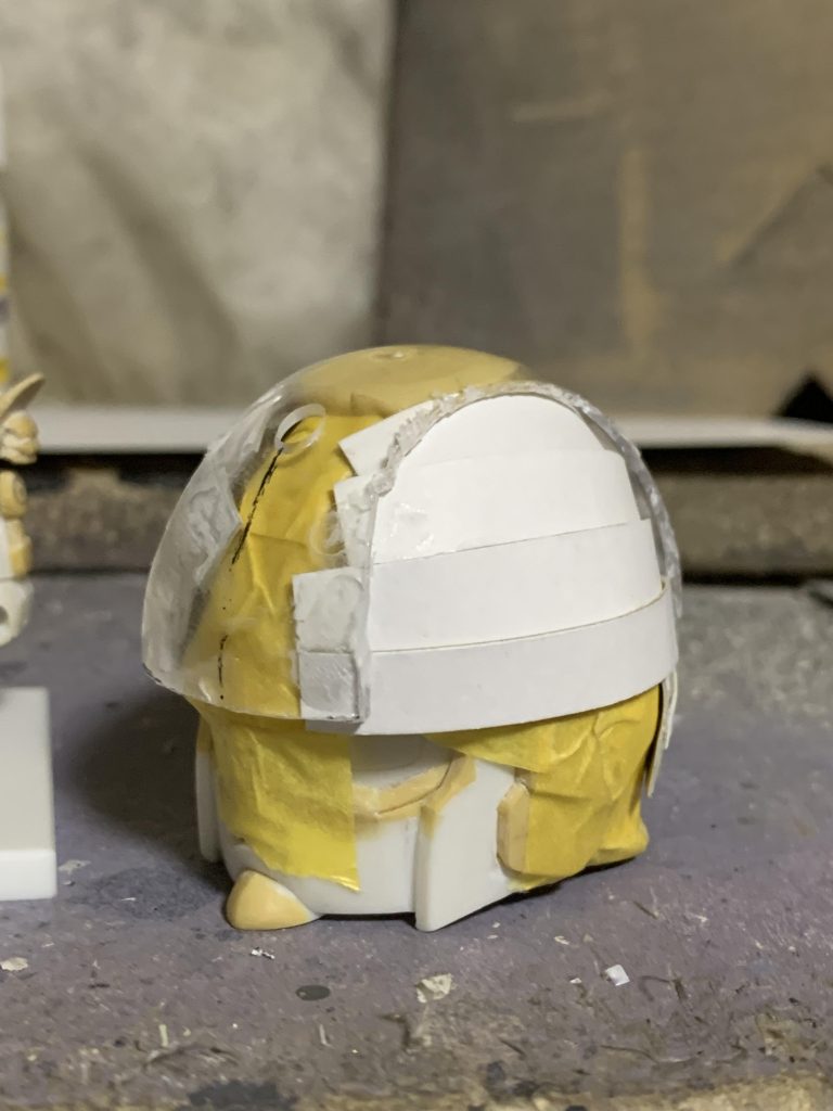 カプセルトイのカプセルを使っていますが、横は切り取って裏から厚紙を貼って形状変更。