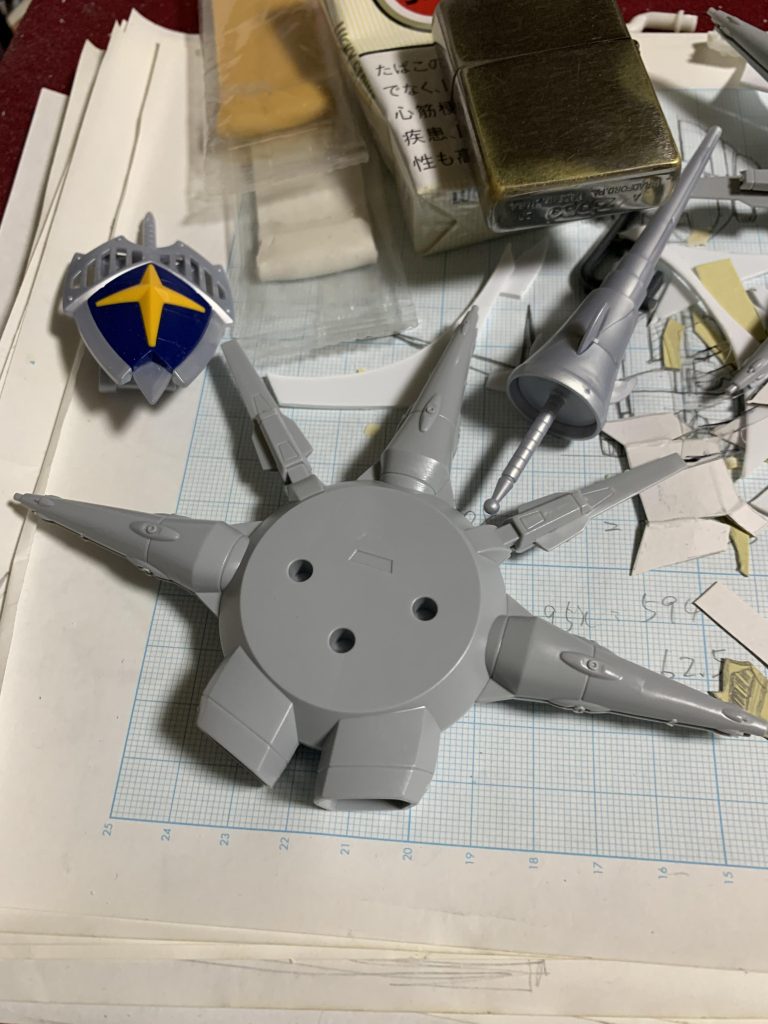 電磁スピアはレジェンドBBのデザインを参考にしています。テーパーが入った造形は難しいので使えそうなパーツを探して流用しています。