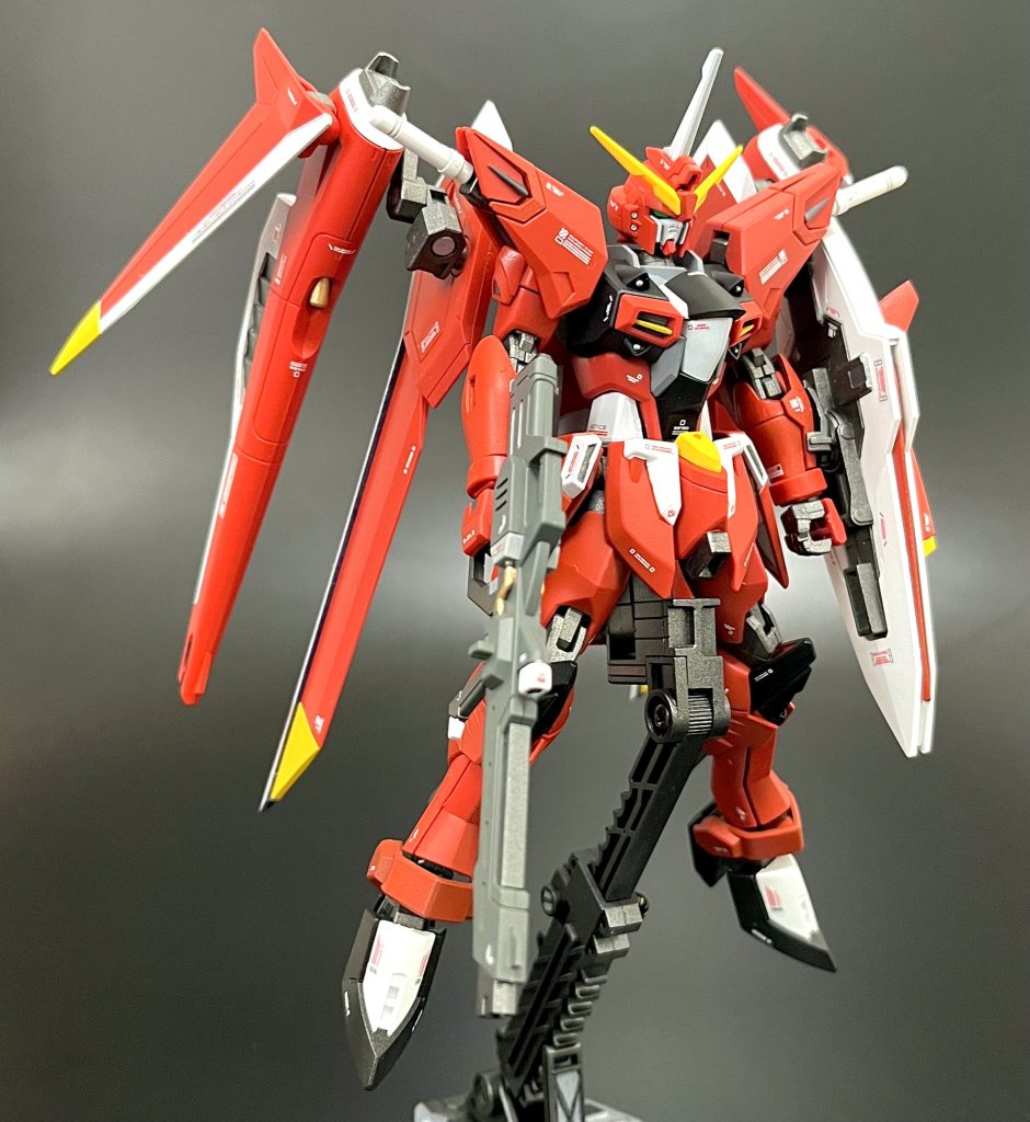 劇中のイモータルジャスティスがセイバーガンダム見たいな扱いだなと感じたので、すぐにキットを購入し制作しました。