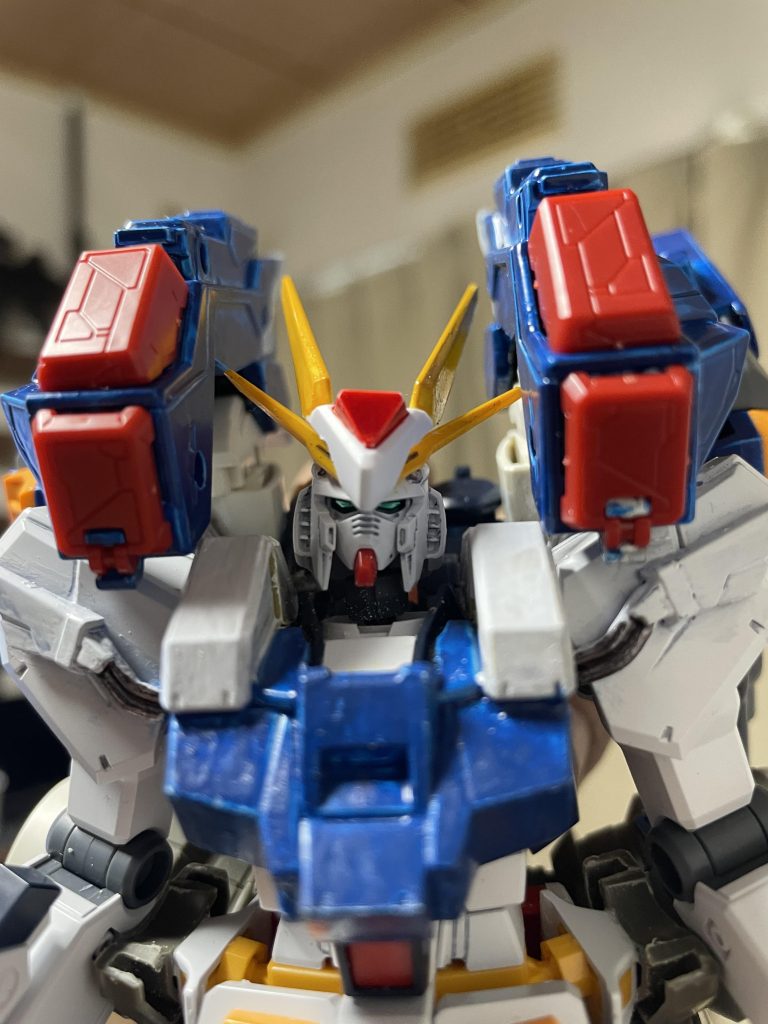 頭部の改造は無くても良いかなと思いつつも、なんとなくクスィーっぽくなったのでそれはそれで良き。胸部追加装甲はデミバーディングの胴体パーツを中身くり抜いたら良い感じに。