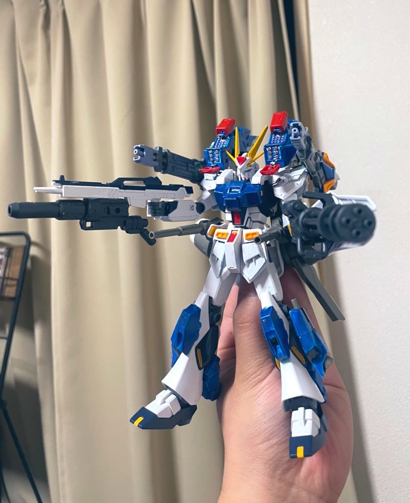フルバースト状態はこんな感じ。ビーム兵装と実弾兵装、半々位にしたかったので大満足！突貫工事の急造品なイメージなので、素体のνガンダムと追加装甲の色はわざと色味を合わせておりません。なんかチグハグな方が、現地改修感あって好き笑