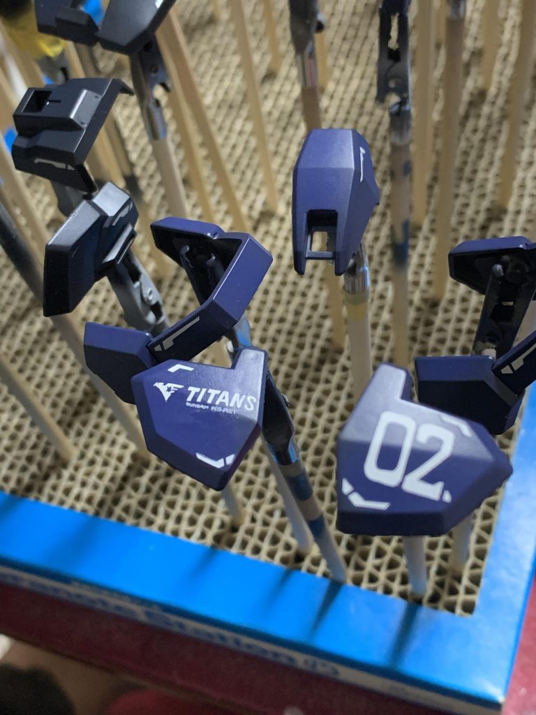 肩の文字類も同じく切り抜き塗装。ティターンズの文字を一旦塗装して、その上にブラックライト塗料でエゥーゴ文字を重ねるという工程でした。