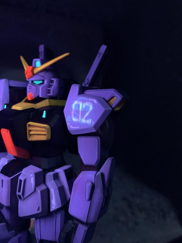 前面の肩もティターンズの02の白の方が目立ってしまい、エゥーゴのマークがほとんど見えません。失敗作とはいえ、次に繋がるいい失敗でしたね〜。