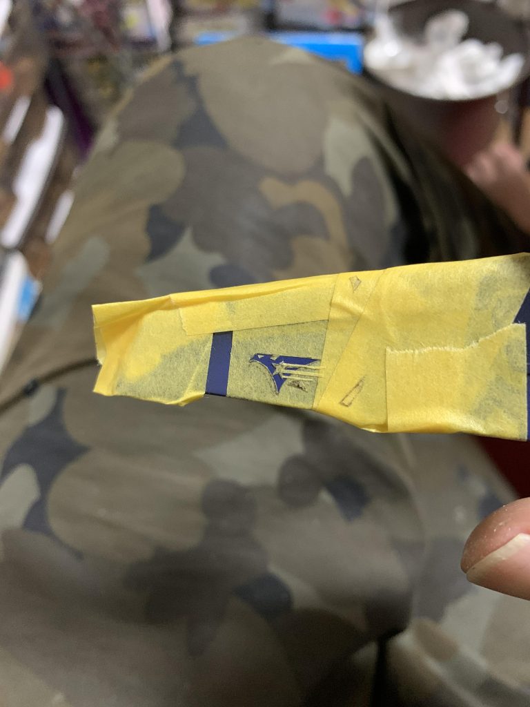 マークや文字はブラックライト塗料での塗装じゃないと再現出来ないアイデアだったので、全てマスキングテープ切り抜き塗装です。