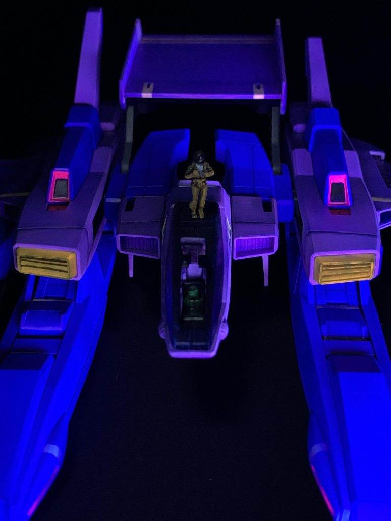 人間もティターンズカラーからエゥーゴカラーに変わります。