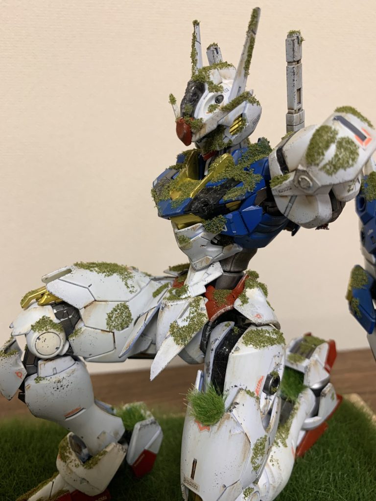 なるべく本物の苔っぽく乗るように廃車の画像を参考にウェザりました。というかフルメカのエアリアルくんの出来が良すぎて膝立ちが綺麗に出来たことに感動……