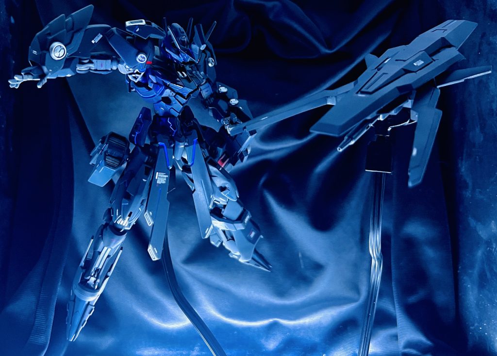 エアリアルをベースにジャンクパーツを合わせた物です。ガンブレードは刀身のみプラ板で作製しました。