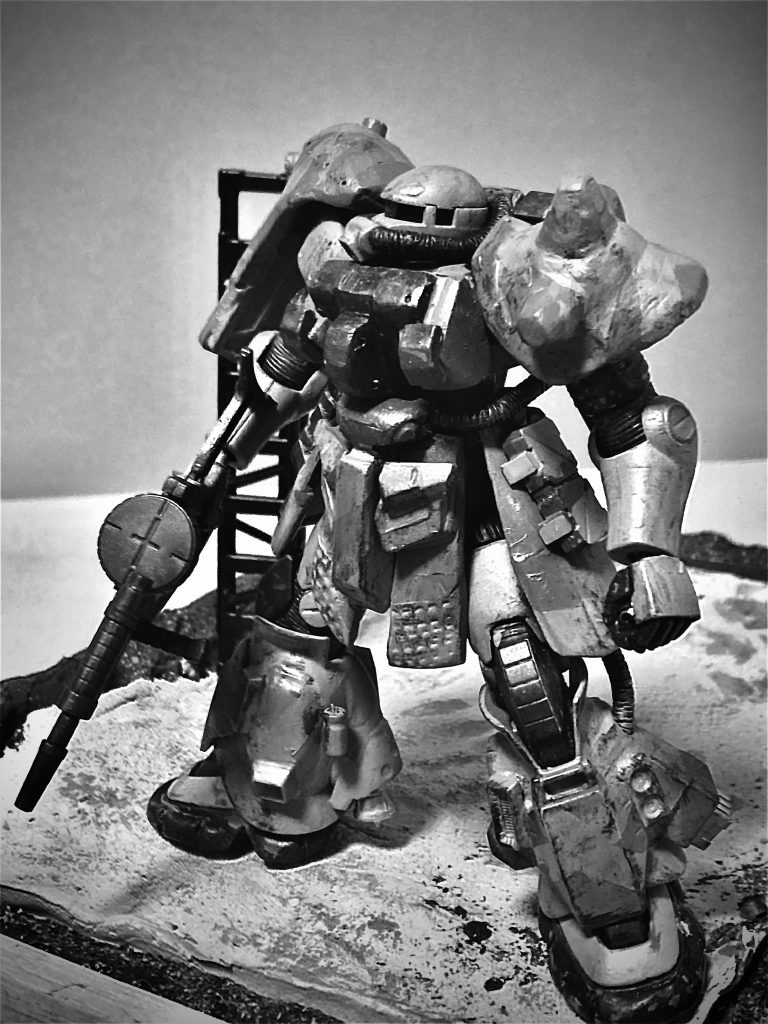 胸までは、サンダーボルト版ザク2 地上用を設定集を参考にポリパテなどで作成しました。 腰部はジャンクパーツなどなどで、地上用高機動ザクを参考に。  脚部はパーツ類、ポリパテなどで06R風に仕上げています。 モノクロは良いですねー。