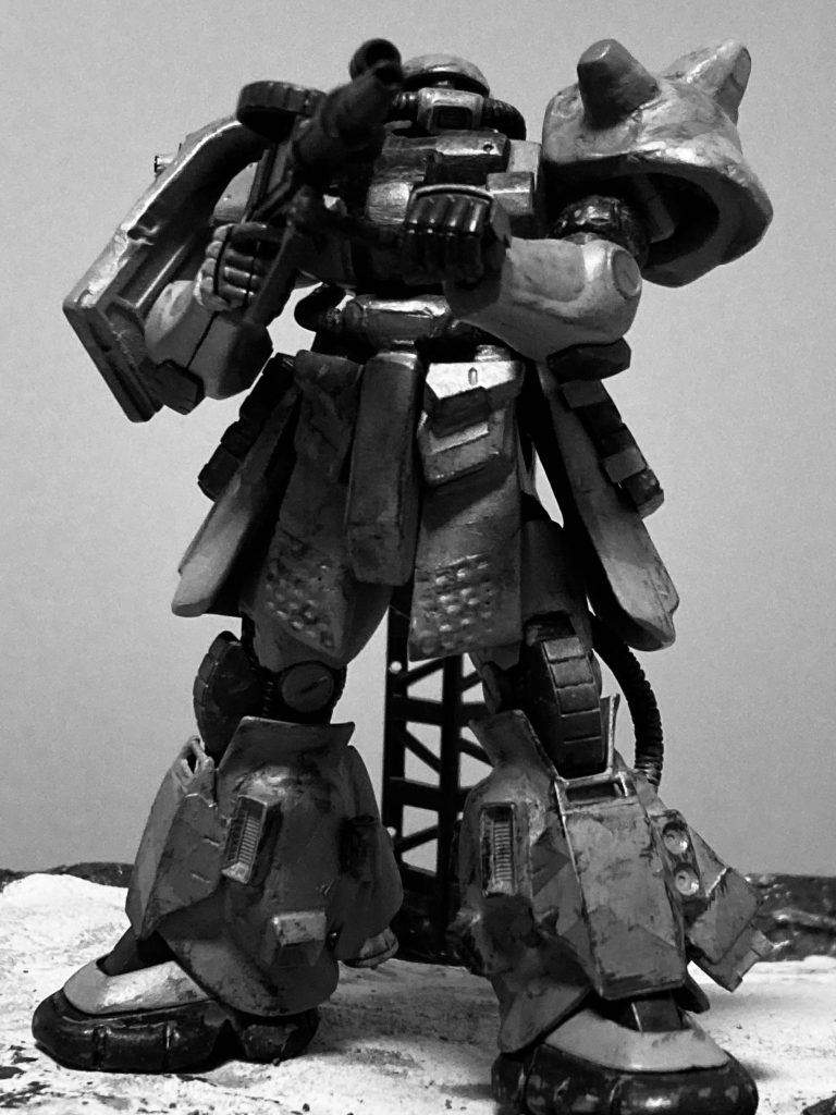 脚部のブースターを増加したので、結果として腰部のアーマーやショルダーアーマー、シールドなどを増加しないとプロポーションが保てなくなり、素体から比較すると、ひと回り大きな感じに仕上がりました。どちらかと言えば、サンダーボルト外伝『砂鼠ショーン』に登場して方が良いかもしれません。まあ、機会があれば‼️