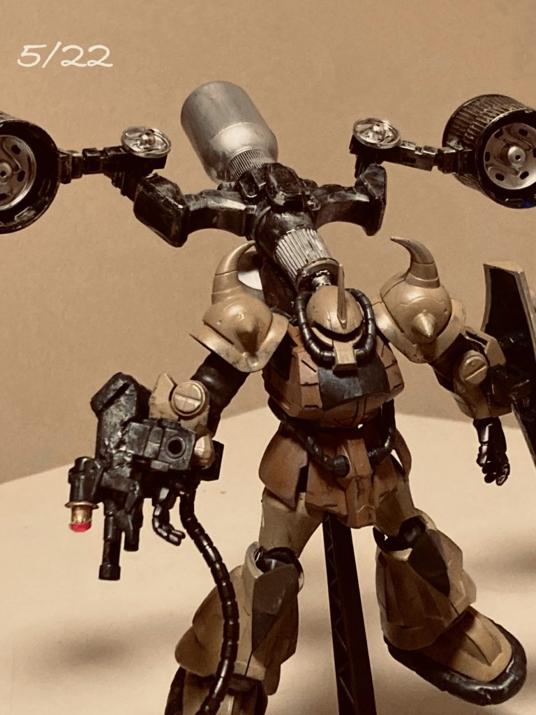 素体はジーフレームのグフを使用しました。筆塗りのデザートカラー。関節部にはポリパテと熱収縮チューブを使い防塵シーリングをつけました。　フライトユニットはなんだか日常的にお家で散見できる物たちがゴチャゴチャくっついてます💦