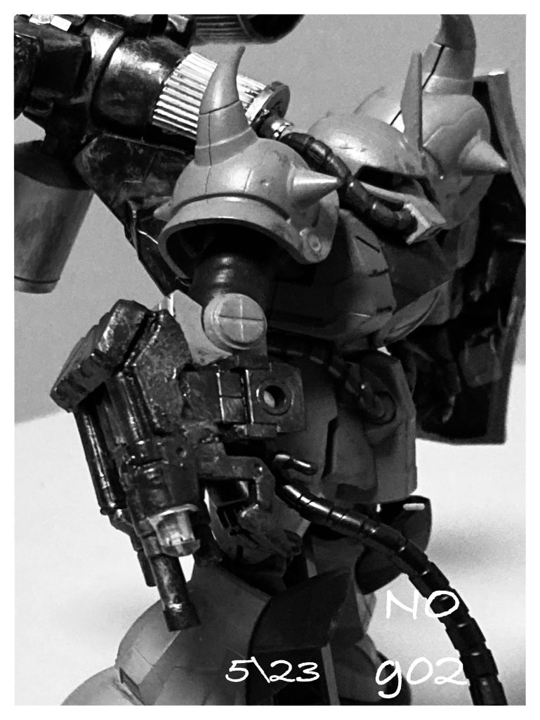 アップでモノクロに！シールドを装着した関係で、右手に自作のガトリングガンを装着しました。ジャンク品やプラ板などからの作成です。