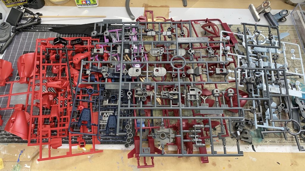 ランナー塗装後です。(基本ガイアです)・バーチャロン ダークローズレッド・プライマリーメタルレッド・スターブライトシルバー・ガンメタ・プリズムブルーブラック・スターブライトシルバ+クリアパープル・プリズムブルーブラック・ホッツ スーパーブラックパール(缶)・ガンマカメタリックブルー
