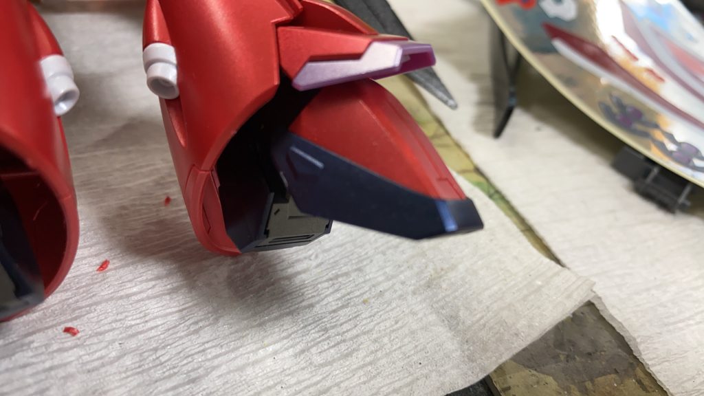 つま先にの部分の赤パーツも同様にソールのところに潜る部分にゲート跡があるのでここもあんまし気にしなくてOKでした。