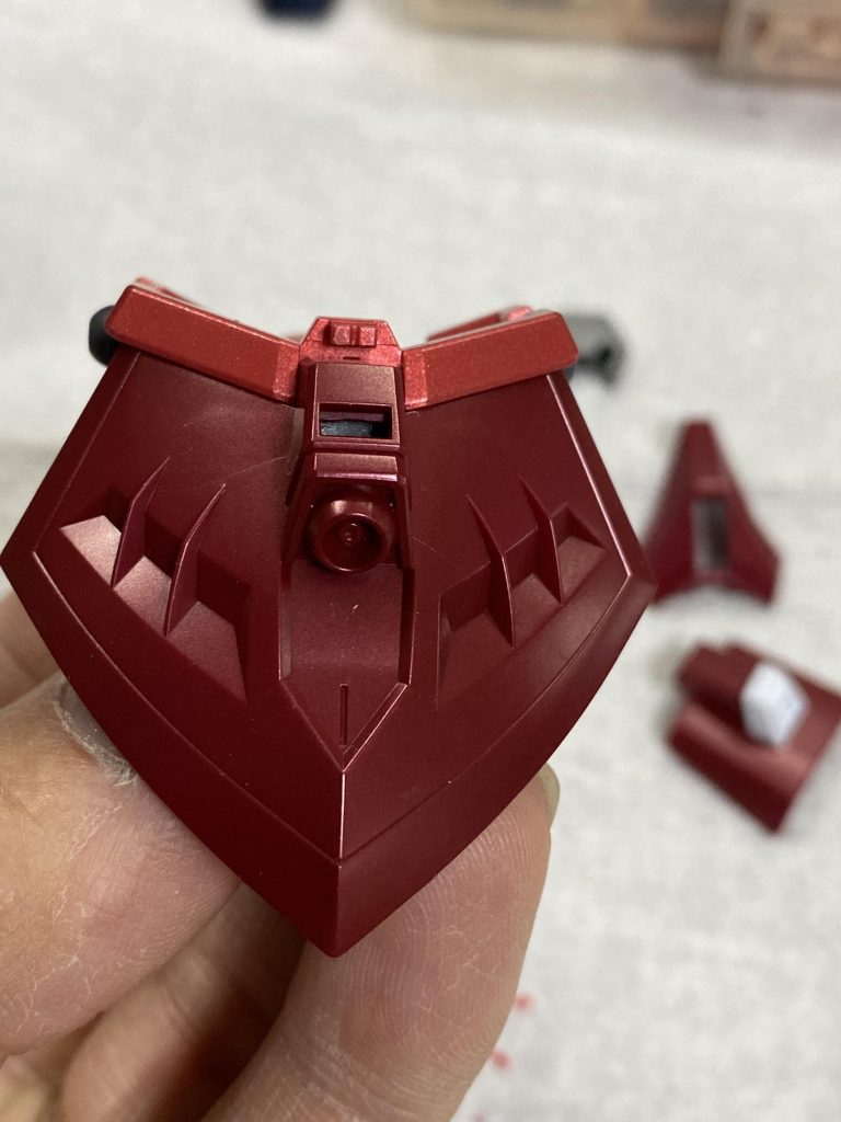 最近のキットはゲート跡が隠れたり目立たない場所にあったりするので、いいですね。ランナー塗装とかしなくても処理の必要がないとか助かります。写真は赤マルがゲート跡になる場所です。ランナー塗装時、塗装前に先に下の二つを処理しておけばリタッチの必要がなくなります。上二つ残しで塗装しますが、他のパーツな覆い被さるようになりますのでここは気にしなくてOK。