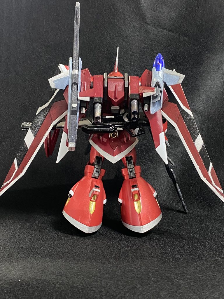 基本はいつものランナー塗装です。ランナー塗装をメタリックにしたので、付属のシールは使えず、塗り分けは筆でメタル色をいくつか行っております。翼に少しだけラインを追加とかしてます。はいっ!そこ!はみ出してるとか言わないw今回ちょっと普段と違う塗料を,試したら、羽とレールガンがちょっとざらついた感じになってしまいました。まぁ、コレはコレで好きですが😊もう少し試してみようと思います。