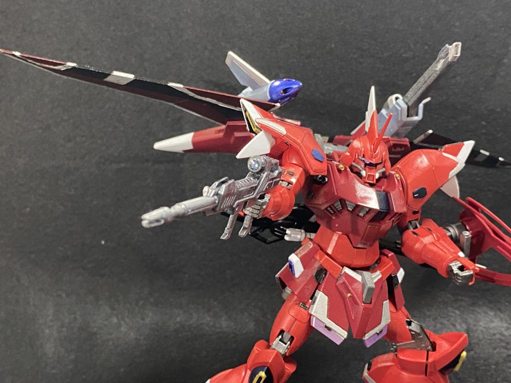 シード撃ち。モノアイが動くので、頭があまり動かなかくても表情がつけられて良いですな^ ^重心が後ろにあるので、自立が非常に難しく、つま先に錘を仕込んでます。スタンド必須ですかねー。まぁ、シード系は空中に浮いてることが多いですし(^_^;)