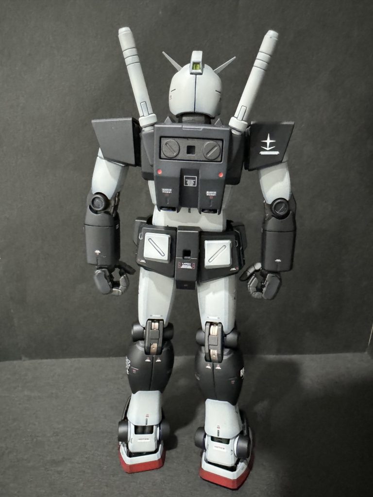 連邦軍最初期のモビルスーツという事で、各部がテスト機材だったという脳内設定により、謎の番号が入ったRBコーションデカールを各部にいろいろ貼りました。もっと寄り気味のショットがあっても良かったかな…