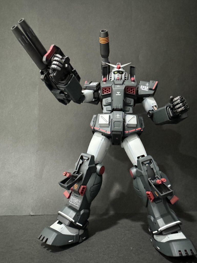 お気に入りショット、全弾発射イメージです。今回の塗装中の人は黒サフからのフレーム:EVOガンメタ1:EVOブラック1白:ニュートラルグレーⅡ赤:ハーマンレッド黒:セミグロスブラック+MSファントムグレー外装はセミグロスブラック+MSファントムグレーに暗緑色を足ししました。いつもテキトーなので緑み強いか?と思いきや狙った感じは出せて良かったです。