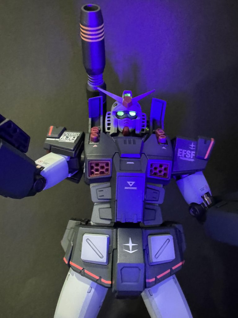 センサー類は蛍光イエローで塗装。レジンもやりました。メカ感増します。ver.2.0は目の下の隈取りが長めですね。
