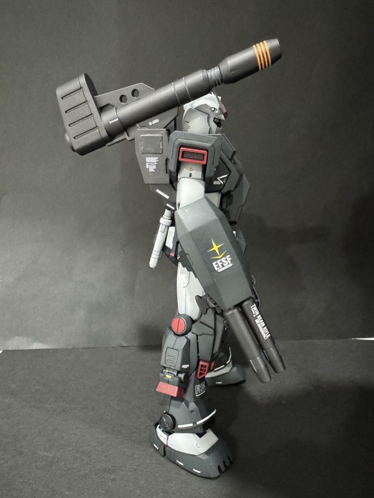 サイドショットキット付属の水転写デカールとRBコーションデカールを貼っています。