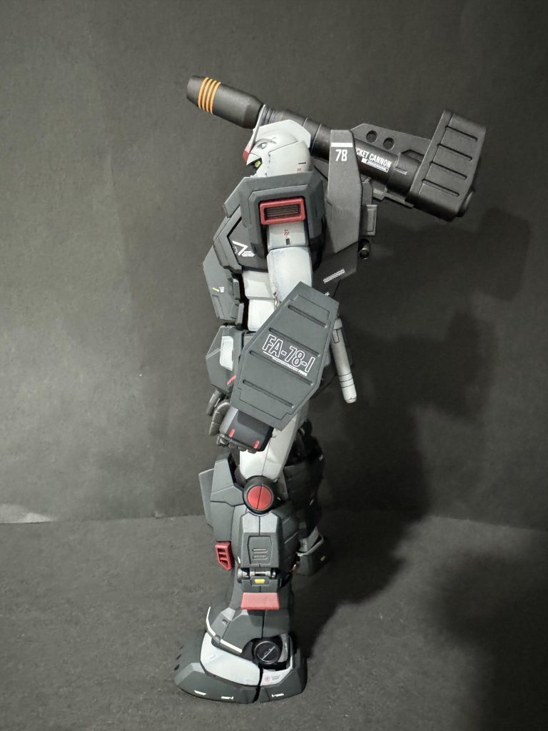 もういっちょ横から。シュッとしてアニメなガンダムver.2.0が外装ついたらミリタリー仕様になるとかすごいですよね、考えた人も凄いしプラモデルで再現するのも凄い🤔