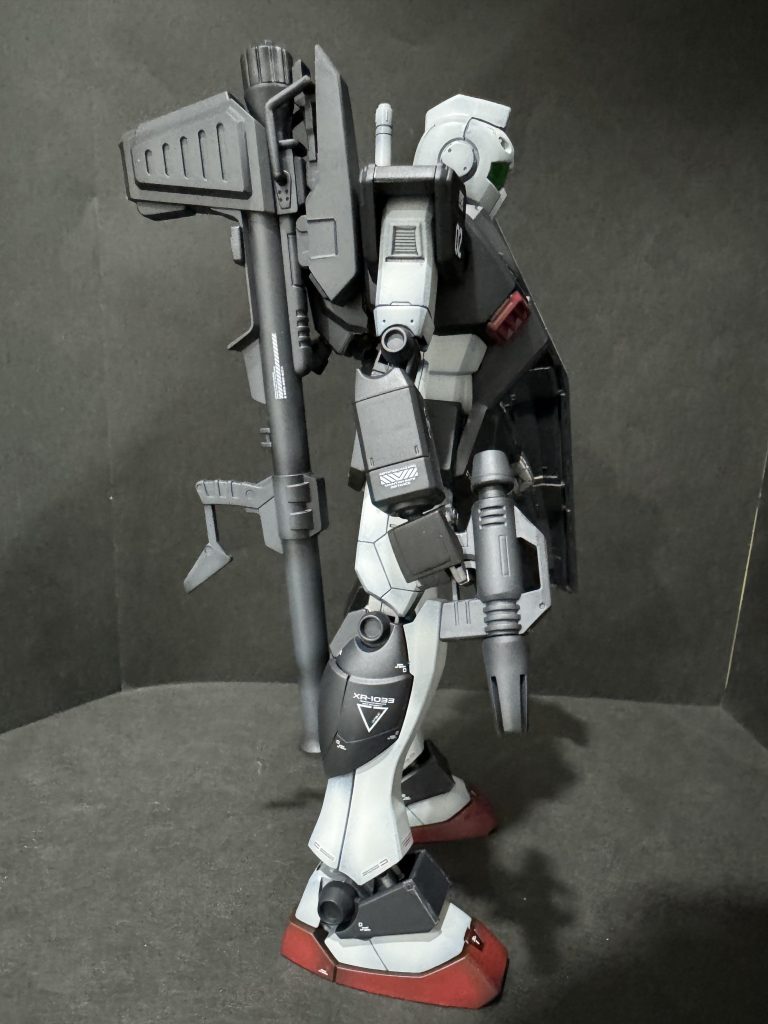 配色は前作のプロトタイプガンダムと同じにしています。本来ジムのプロトタイプがガンダムなんですが、ガンダムから出来たジムのプロトタイプという事にして、この色にしました。なんだかややこしいですがそういう事で😅このバズーカラックはもう御目見しない貴重な装備ですね。