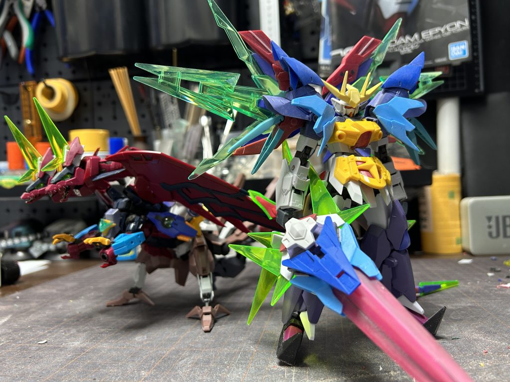 塗装前。いろいろ悩んで時間掛かっちゃいました。やってること自体今までとそんなに変わらないためどこを差別化するかとか、支援機とパーツを共有するためのジョイント作るとかやること盛りだくさん。支援機は1月の中旬に突然閃き1週間程度で形にしました。上半身は丸々エピオン、ルブリスソーンの下半身をアクションベースの支柱でぶっ刺してます。あっという間に出来た印象でしたがどちらかというと本体よりも好きかもしれない…塗装映えがすごすぎてすごかった。