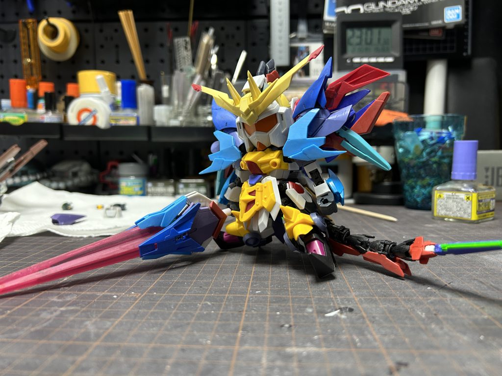 ボディと腰回りがイージスナイトですが、腰と胸の部分のジョイントは全然別のところから持ってきて都合のいいように作ってます。トライ作中でコウサカユウマがポリキャップ共通化とかやってましたけどちょうどあんな感じの作業なのではないだろうか。自分はポリキャップレスキットのジョイントパーツを加工。切り貼りしやすいし塗装も簡単に出来る。新めのHGCEキットとかそんな感じのものあると便利。