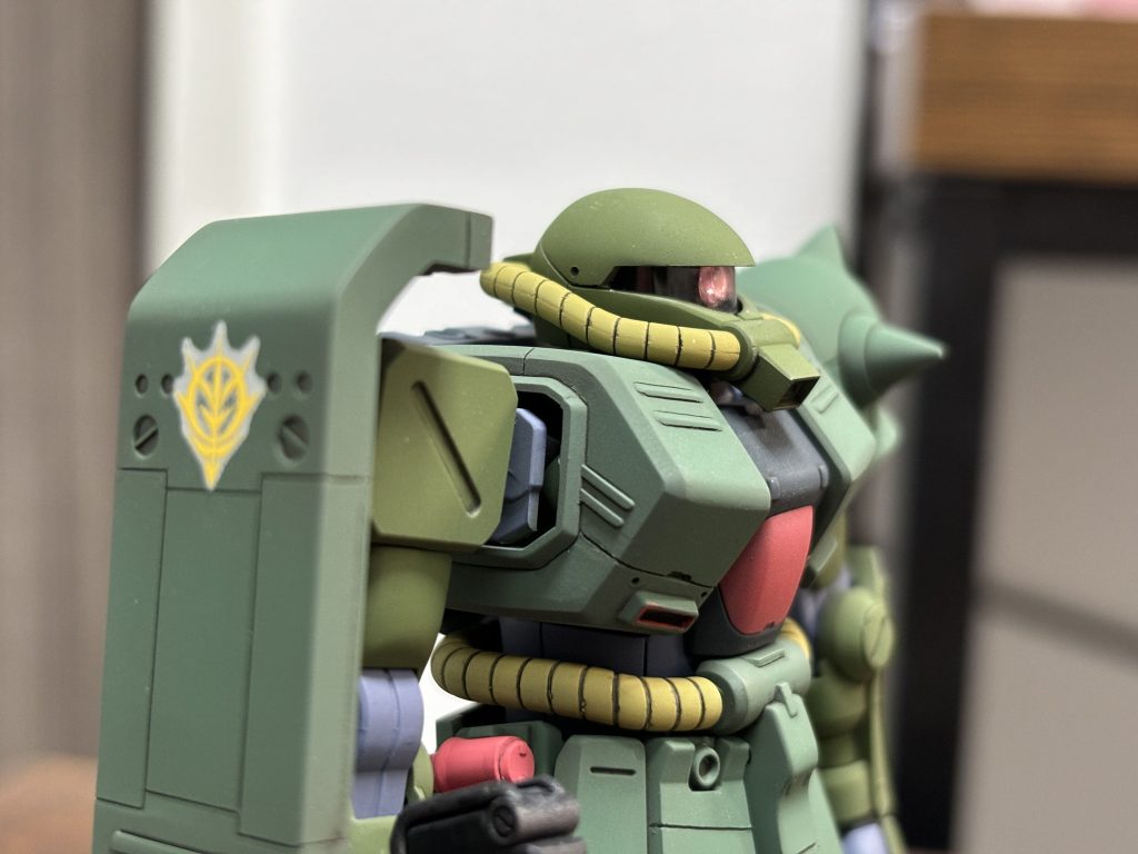 モノアイのクリアカバー？みたいなものを突っ込んでみました。モノアイはバンダイから出てるピンク色のやつですが、目の位置もうちょっと下げたかった…。干渉部位があって更なる加工をしないとこれ以上下がらなそうでしたので、もう諦めてこのままにしました。深追いすると碌なことがないので…